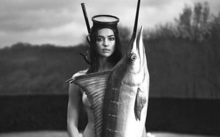  İrina çılpaq soyunub nəhəng balığı qucaqladı - FOTO